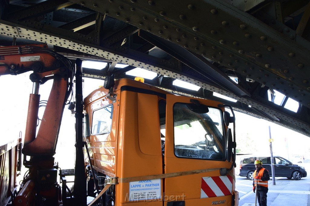 LKW blieb unter Bruecke haengen Koeln Deutz Deutz Muelheimerstr P130.JPG - Miklos Laubert